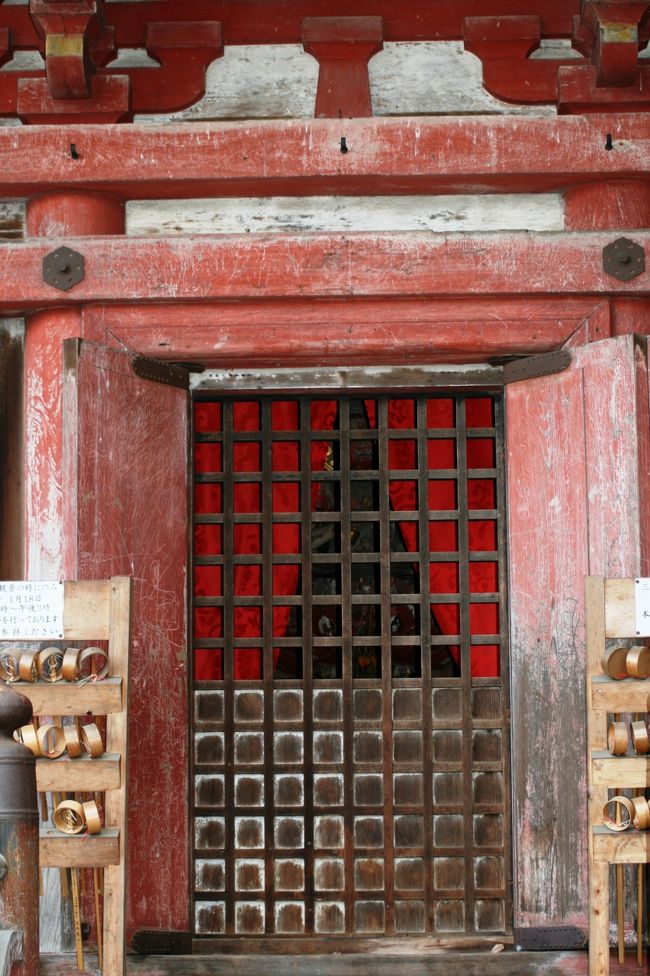 三重塔の一階部分のズームアップ光景です。この場所に祀られているのは、愛知県指定の文化財、木造愛染明王坐像です。