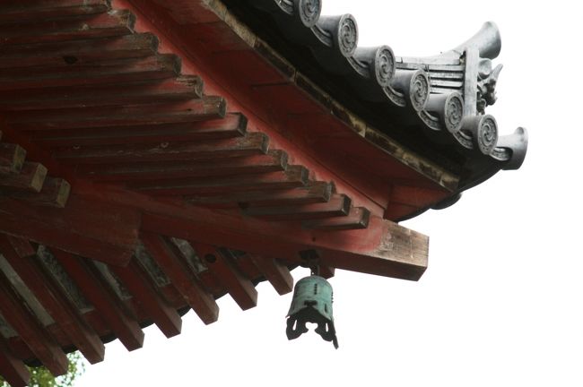 二階部分の軒先の光景です。軒先にブロンズ製の風鐸が飾られていました。