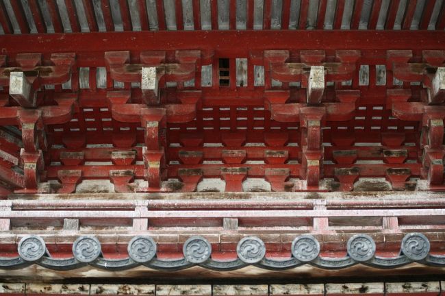 三重塔の中間部分のアップ光景です。望楼の部分が、先に朱塗りが薄くなっていました。