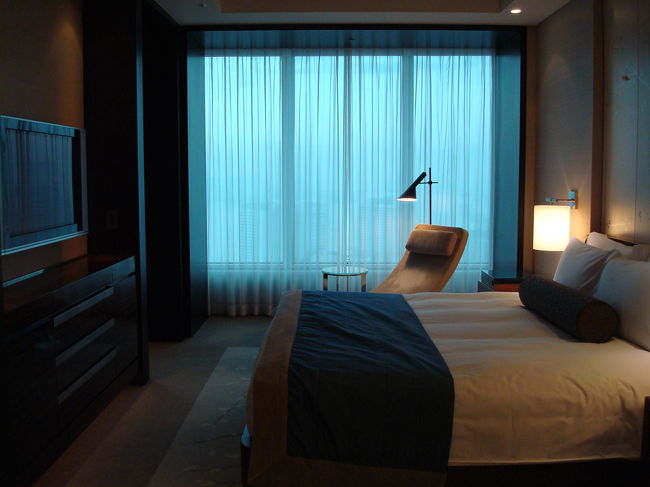 会社法人契約で、コンラッドのスイートにかなりお安く宿泊できるプランを発見したため、ヒルトンポイント加算目的で宿泊しました。<br /><br />お部屋は浜離宮庭園側のベイビュータイプ。<br />表紙のリビングとベットルームと2部屋に分かれています。