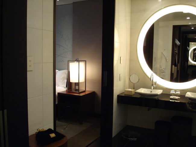 ベットルームから洗面ルームが続きます。<br />体重計が標準装備されており、長期滞在向けにも配慮されています。