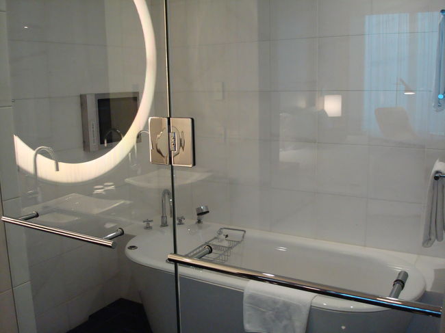 洗面ルームとガラスドアで仕切られたバスルーム。<br />バス上に、コンラッドおなじみのダッキングが待ち構えています。