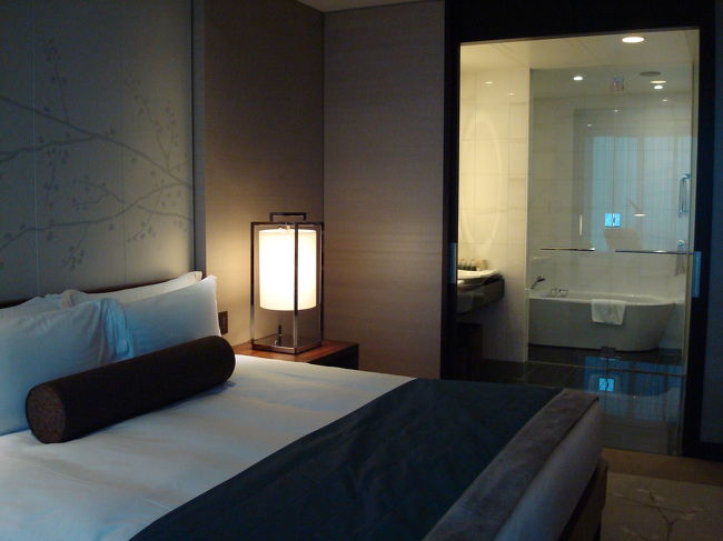 ベットルームと水周りスペースはかなり開放的なつくりです。<br />バスルームからベットルーム越しに外の景色を眺めることも可能。<br />（洗面ルームに仕切りがあり、ベットルームから水周りスペースを隠すこともできます）