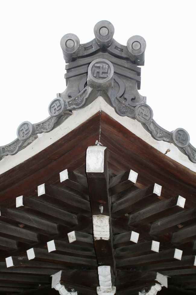 法花院の建物の軒先のアップ光景です。お寺の造りは新しいようです。