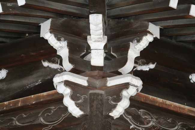 同じく木組みのアップ光景です。新しいだけに、色彩のコントラストが奇麗です。