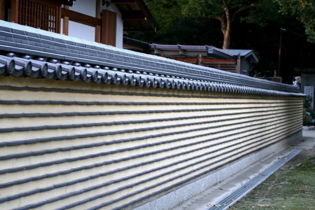 法花院と甚目寺との間にあった塀です。門は開け離れていましたが、敷地境は、はっきりしていました。