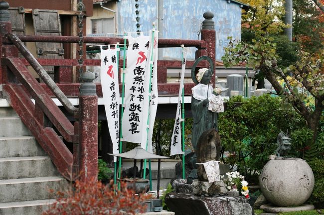 法花院の境内の光景です。本堂の石段脇に地蔵さまなどが置かれていました。