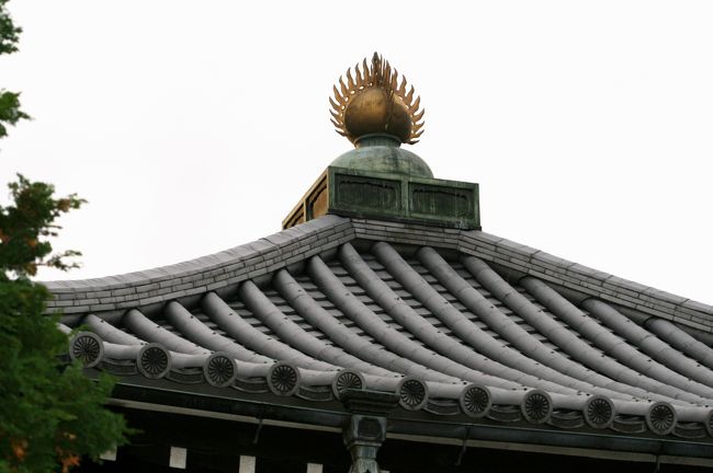 阿弥陀堂の三角屋根のアップ光景です。トップには金色に輝く大きめの屋根飾りがありました。擬宝珠と呼ばれる飾りでしょうか。