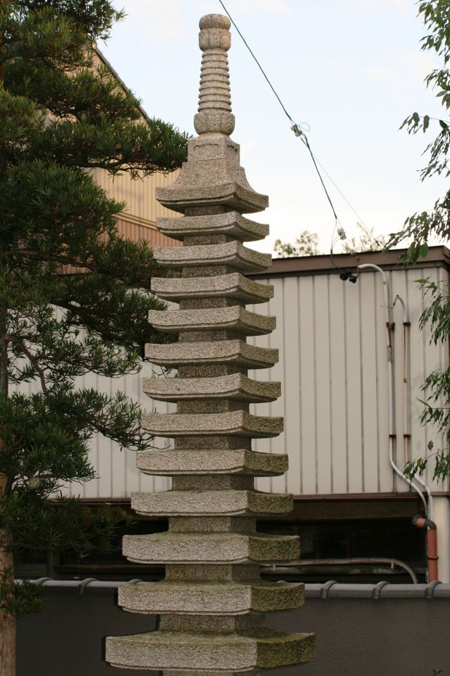 石造りの細長い塔です。12層以上はありました。卒塔婆のイメージでしょうか。