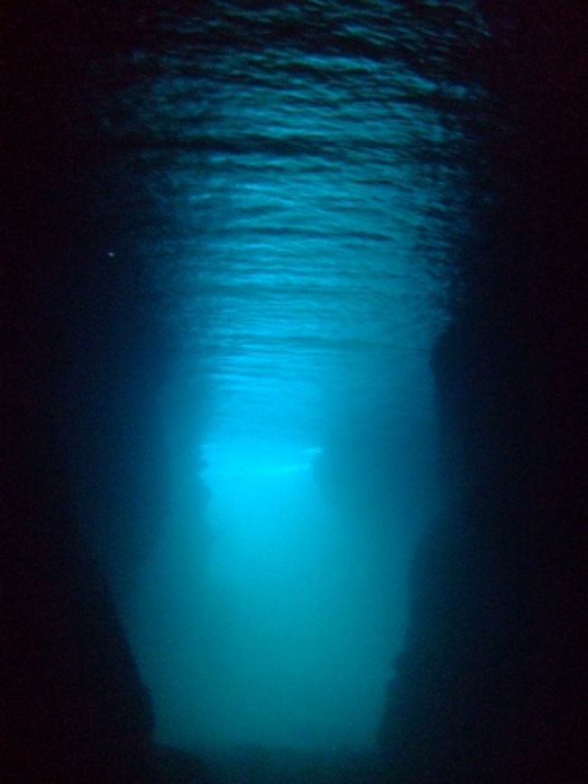 洞窟の中から。<br /><br />ここは青の洞窟としても有名です。