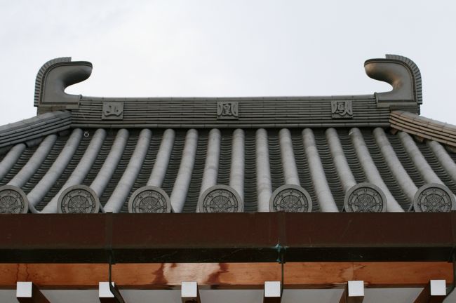 屋根の炉湯脇に歯美の瓦がある建物です。こちらが本堂のようです。