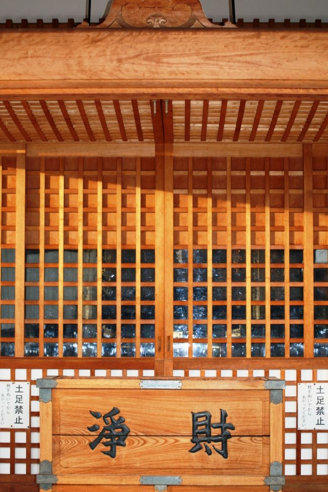 真新しい格子戸です。浄財箱も出来立てのような輝きでした。