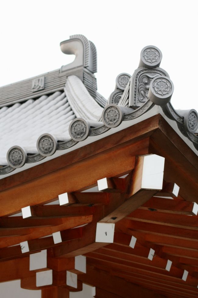 軒先の光景です。瓦も材木も新品同様でした。軒先には鬼面瓦、屋根の上にはシビの瓦が見えます。