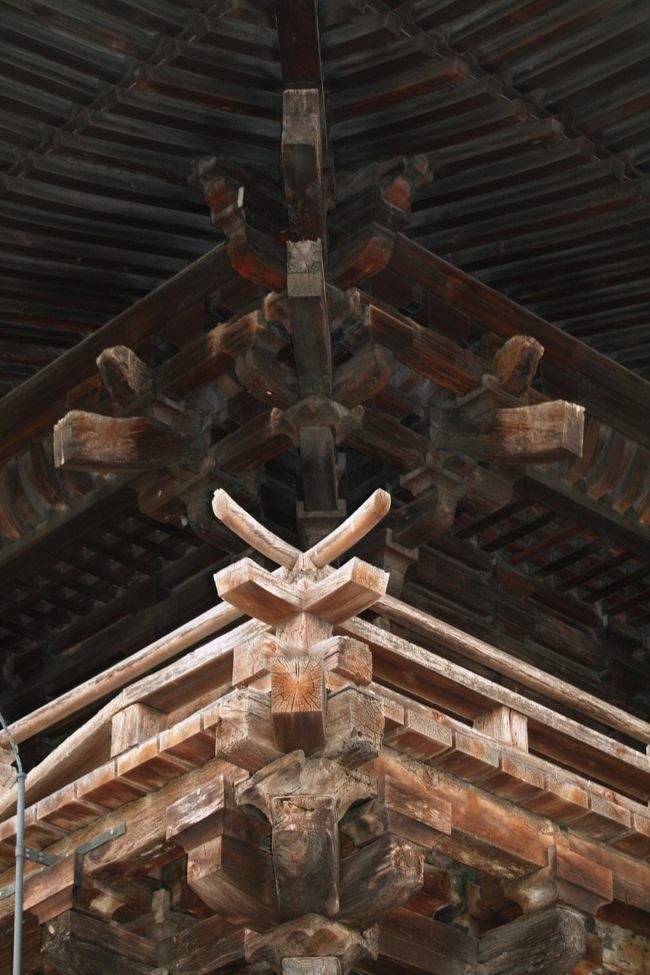 最初に紹介した重要文化財の仁王門です。望楼のアップ光景です。