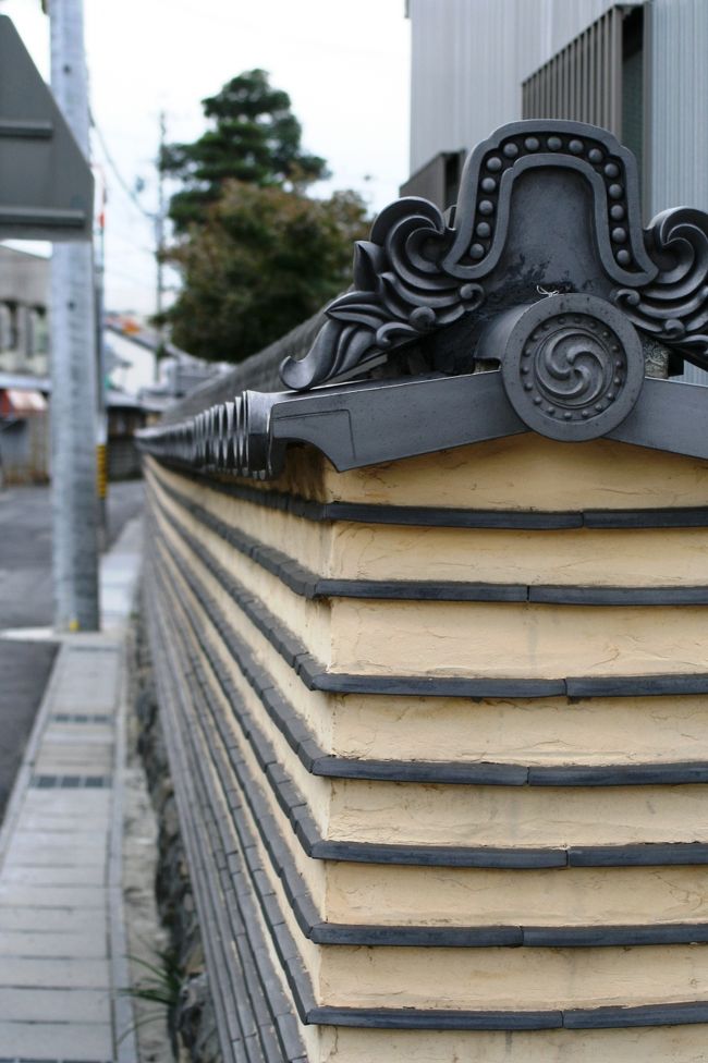 公道に面した法花院の壁です。ナマコ塀と呼ぶのでしょうか、雰囲気のある造りです。