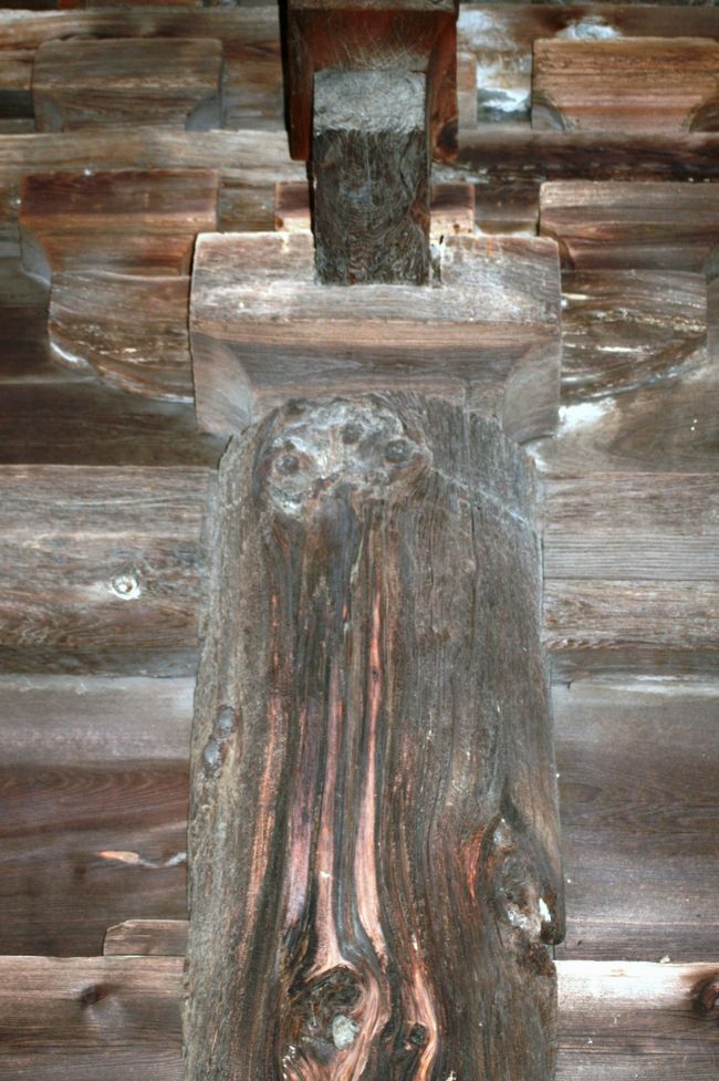 同じく仁王門の壁のアップ光景です。木組みには補修をされた跡がありました。