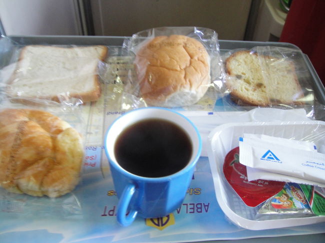 ナイルエクスプレス（夜行列車）でルクソールからカイロまで向かいます。<br /><br />到着１時間半前に出される朝食。<br />パンばっかやんっΣ(｀∀´ノ)ノ <br /><br />友達はコップが割れていて、トレイが紅茶で水浸し・・。エジプト来て２回目。。