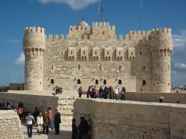 カーイトゥーベイ要塞。世界７不思議の１つファロスの灯台の跡に建てられたものです。道を聞いた若者が一緒にバスで連れてきてくれて、バス代まで払ってくれました。　いい奴や〜