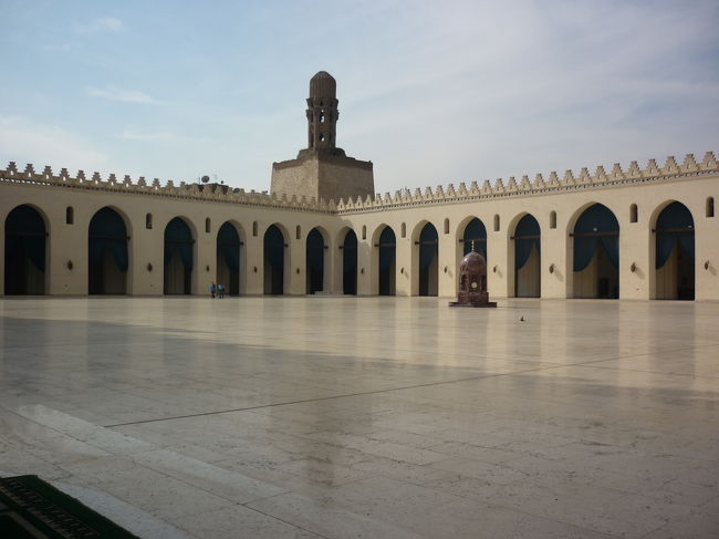 その中にあった、ガーマ。２０世紀に再建されたものらしく、とてもきれいで床もピカピカ。人も全然いなくてあまりの美しさに...<br />