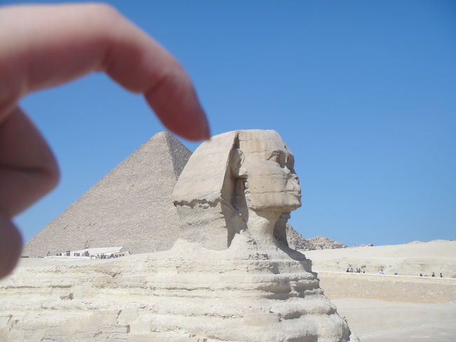 続いてスフィンクスビューまで移動。<br /><br />またまたテンションあがります！！<br /><br />ここの場所が一番スフィンクスを近くに感じます。<br />いろんないたずら写真がとれる角度。<br />物売りの女の子がいっぱいレクチャーしてくれました。<br /><br />