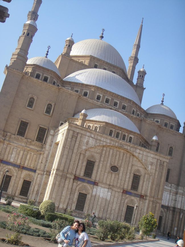 続いてモハメド・アリ・モスクへ。<br /><br />一度インドでタージマハルを見たけど、その雰囲気に似てる感じがした。<br /><br />いままですっかり気分は古代エジプト文明だったので、なんだかいきなり違う世界に来たみたいな感覚になりました。<br /><br />建物がキレイ！！！
