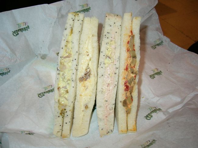 １１／７（土）21:50、マドリッド空港着。<br />メトロ(地下鉄)に乗ってバスターミナル(Madrid Estasion Sur)へ。<br />メトロの駅は空港内にあるので乗り換えが楽チン。１回乗り換えをして、ここもメトロ駅に直結したバスターミナル着。<br /><br />私たちの乗るバスは01:30発のグラナダ行き。<br />・・チケットはALSA(バス会社)のHPで購入しておいた。<br />まだまだ随分時間がある。<br /><br />フランクフルト→マドリッドのイベリア航空は食事や飲み物が有料。メニューを見てもそそられるものがなく何も食べなかったので、「腹が減ったーー」。<br /><br />バスターミナルにはカフェとバールが開いていた。バールは人が溢れている。人気店なのかな？と、覗いてみると、サッカーの試合のＴＶ中継を見ているだけ。<br /><br />カフェのショーウィンドーに並んでいたサンドイッチを購入。１つずつ買えたので４種類購入。１つ1ユーロちょっと。日本の物価と同じくらいかなーー（ユーロがもっと安くなればいいのにね）<br /><br />queso con membrillo・・にわかスペイン通の夫によればmembrillo(メンブリージョ)とはデザート代わりにパンに挟んで食べるものらしい。<br />・・ということは「何かのジャム？」と聞くと、<br />「さーー？」との返事。<br />食べれば分かるだろうと思って買ったのだが、食べても何なのか分からなかった。ただ、美味しいことは確か。<br />・・後日でスーパーで６Ｐチーズ状になったものを発見。パッケージにはカリンのような絵が描かれていました。<br />ちなみにqueso(ケソ)はチーズ。<br /><br />champinion・・キノコ入り。<br /><br />pollo al curry・・pollo(ポジョ)は鶏肉。カレー味です。<br /><br />queso nuez・・クルミ入りのチーズ。<br /><br />夜中のバスターミナルなんて怖そう・・と思っていたのんだけど、明るいし、人はたくさんいるし(変な人もチラホラだけど)、警察官もたくさんいるので、もちろん安全ではないんだろうけど怖さはない。<br />・・夫はベンチで荷物を枕にして寝ちゃっているし・・<br /><br />しかし、寒い。<br /><br />ようやくバスに乗車。<br />大きなバスの半分ほどの乗客。こんな夜中の便なのにビデオが上映される。見たい人は運転手さんにイヤホンを借りる。<br />車内のライトは消してくれるものの、テレビの明かりがチカチカする。が、アイマスク持参の夫は発車と同時に寝息をたててる。どこでも寝られる人が羨ましい。<br /><br />途中、どこかのバスターミナルでトイレ休憩があり、6:15グラナダ着。<br />