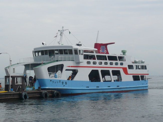 船に乗って宮島へ向かいます。