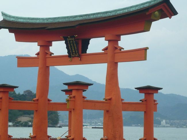 海側は「厳島神社」、神社側は「伊都岐島神社」と書かれています。<br /><br />棟の西側には三日月が、東側には太陽の印があり、陰陽道の影響がみられます。