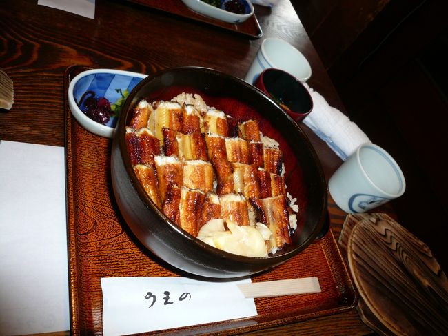 こちらは「特上あなごめし」<br /><br />特上はあなごが一列分多いのね。