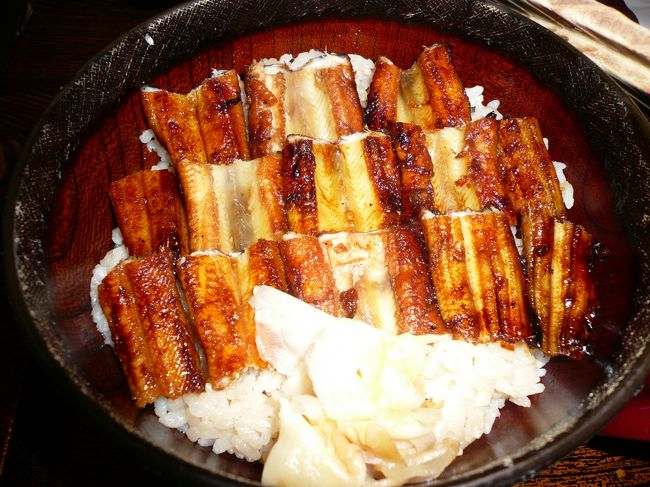 あなごのだし汁で炊いた香りの良いご飯の上には、香ばしく焼かれたあなごがきれいに並べられています。