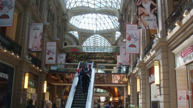 ショッピングセンターの中