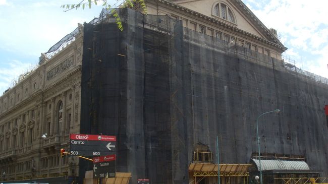 コロン劇場　改装中で中に入れなく残念。