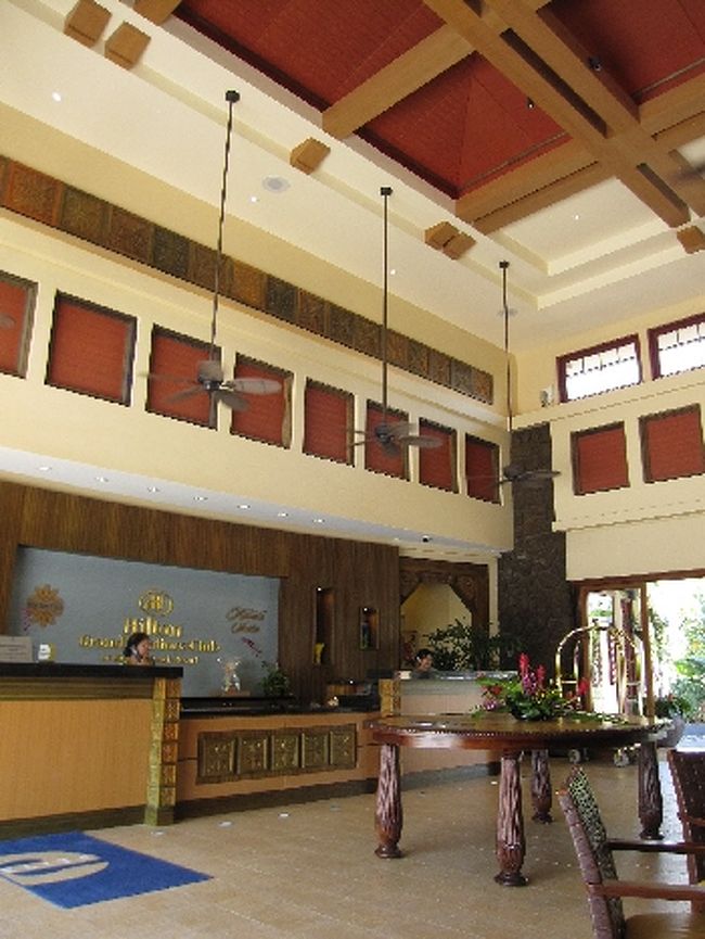 今回の宿泊先は<br />『ヒルトン　ワイコロアビーチリゾート』<br />コンドミニアムです。<br /><br />リゾートらしいエントランス。