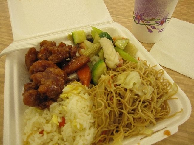 昼食はフードコートで。<br />中華。<br />なかなか正解でした♪<br /><br />ご飯＆麺と2つのおかずをチョイスして<br />ドリンクを付けて１０ドルくらい。