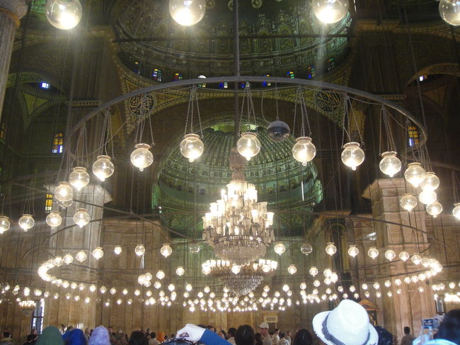 モスクの中はもーーーのすごくオシャレでロマンチック！！！！<br />天井中に広がるシャンデリアとランプたち！！！<br /><br />入った瞬間みんなが「わあぁぁ〜キレイ！！」ってゆっちゃうくらい、ステキです。<br /><br />ココは女性は肌を極力出しちゃいけません。<br />同じツアーの半そでだった女の子達は入口で呼び止められて、マントを着せられていました（＾＾；）<br /><br /><br /><br /><br /><br /><br />