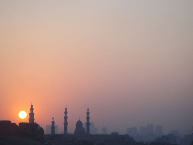 その後いろいろと諸事情があり、ツアー行動を抜けてタクシーで先に宿泊ホテルへ向うことに。<br /><br />オプショナルツアーを申し込んでいたため、１８時にホテル着いてなくちゃあかんかったので、余裕をみて１時間半前にタクシー乗り込んだ。<br /><br />地元タクシーちょっとどきどき☆<br />しかし地元人の運転まじコワイ！！<br />車線ないから隣の車との距離が近い近い！！<br />しかもみんな猛スピード！！<br />まるで長い長いジェットコースターに乗ってるみたいだったよーー！<br />でも夕日がものすごくキレイでした。<br />アラビアンの世界の風景にマッチしすぎでなんとも言えう感無量！！<br /><br />しかしそんな余韻にひたる暇もなくタクシーの運ちゃんが道に迷いやがった！！結局ぐるぐるまよいまくりーの<br />いきなり逆走しーのでもう時間にまにあわないー！！って思った瞬間、１８時ぴったりにホテル到着！！！<br /><br />リアルタイムの時はハラハラのドキドキだったけど、今思えばアクション映画みたいで楽しかった♪<br />いい体験ができました★<br /><br /><br />