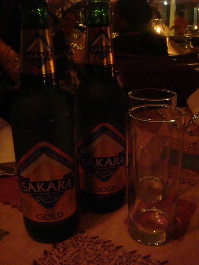 １８時の待ち合わせになんとか間に合って、<br />ナイル川クルーズのオプショナルに無事参加。<br /><br />ナイル川をクルージングしながらベリーダンスを鑑賞しエジプト料理のビッフェをいただくツアーです。<br /><br />だいぶ大きな船なので、なんかレストランみたいで、<br />アタシは途中まですっかりクルージングしてること忘れてました。<br /><br />料理もさほどおいしいものではないです（＾＾；）<br /><br />エジプトに来て初アルコール！<br />ステラビールは味が薄いとゆうウワサだったので、<br />サッカラビールにしました！<br />アサヒよりちょっとだけユルイ感じ。