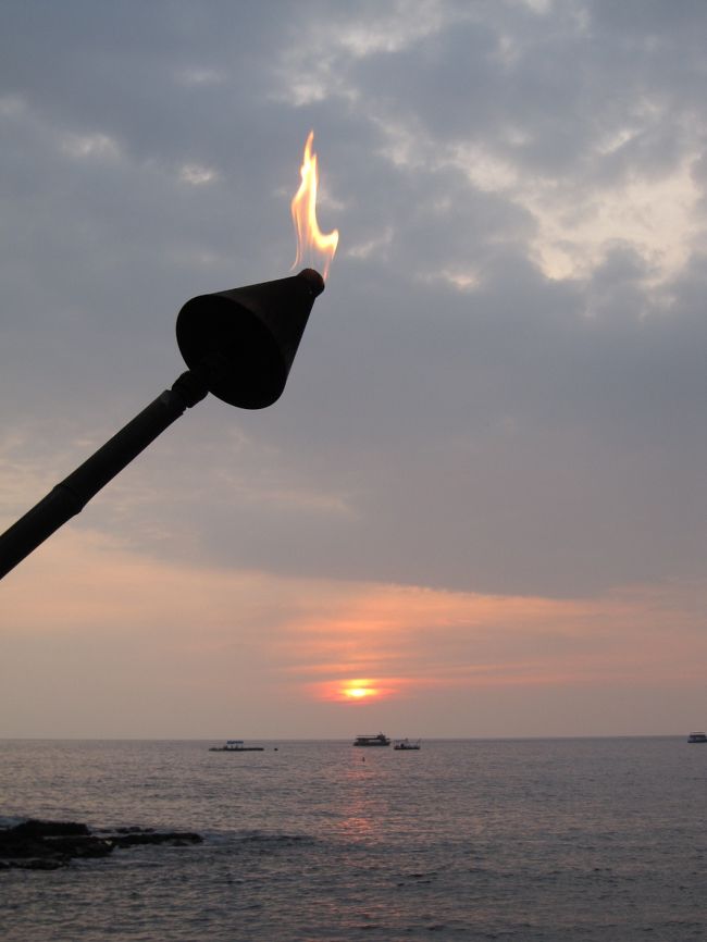 日が沈んでいきます・・。<br />残念ながら水平線辺りに雲があって<br />沈むところは見れませんでした。。