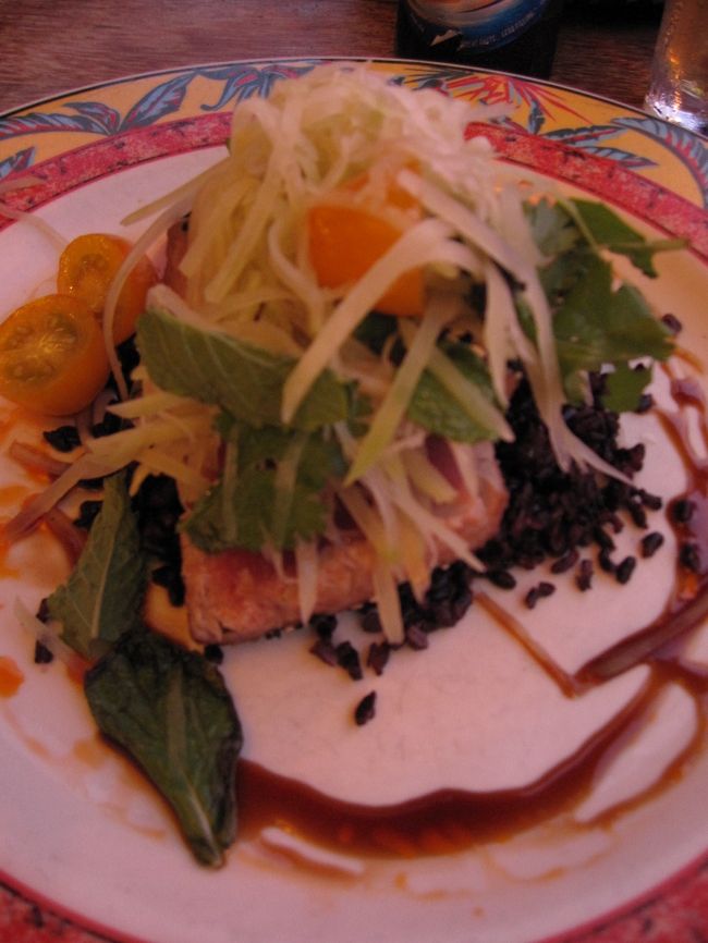 お魚料理。<br />下に引いてある黒いお米？のようなものが<br />ちょっと苦手な味付けでした＠＠