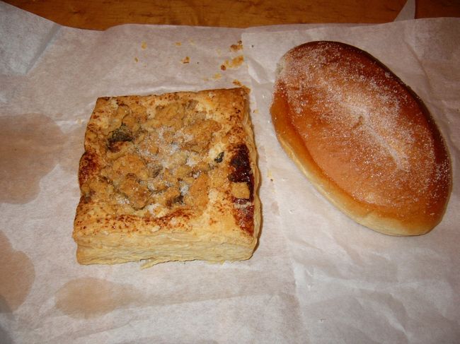 １１／１０（火）<br />朝食はヌエバ広場からグラン・ビア・デ・コロン通りに向かって少し行った所にあったケーキ屋さんで買っておいたパン。<br />どっちもパサパサしていて激マズ！<br />流行っていたのになーー・・ケーキは美味しかったのだろうか・・<br /><br />バスでグラナダのバスターミナルへ。<br />来た時と路線が違うバスだったのか、バスは見覚えのない場所へと走る。おまけに来た時はあっという間だったのに、随分時間がかかる。不安になって運ちゃんに聞きに行くと、近くに座っていた人が「大丈夫、大丈夫」と。バスターミナルに着いたら合図もくれた。<br /><br />9:00発のバスに乗り、10:30マラガ着。(1人9.76ユーロ)<br />バスは結構混んでいた。席は自由席。なぜか皆前の方に詰めて座る傾向にある。後ろの方にはまだ席が充分空いているのに。私はわざわざ見知らぬ人の隣に座って窮屈な思いをするくらいなら、後ろの方でも２席占領してゆったり座りたいけどなーー<br /><br />マラガのバスターミナルと鉄道駅の間は只今工事中。ゴミゴミした感じ。<br />鉄道駅で次の移動の切符を購入してからホテルへ。<br />バス乗り場がよく分からないし、荷物もあるので、えい、面倒だ、タクシーで・・４ユーロ也。<br /><br />Hotel Atarazaznas(エクスペディアで予約・２泊で15857円)<br />Atarazanas通り、グアダルメディナ川を超えて２ブロック目。隣にスーパーがあるし、町の賑やかな場所へも近くて便利。