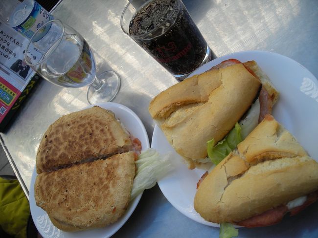 まずは腹ごしらえ・・と思って町に出るも、まだお昼を少しまわった頃。レストランのランチは２時頃からしかオープンしない。このスペインの食事時間に慣れるのは難しい。<br /><br />２時まで待てないのでカフェで軽食にする。<br /><br />メニューの一番上に書かれていたCamperosというカテゴリー。よく分かんないけどチキン入りを頼んでみた。(写真左)<br /><br />もう１つはその下にあったPepitosというカテゴリーからハムとチーズ入りを。(写真右)<br /><br />イタリアンピタサンドとバケットサンド。<br />パンは温めてあるのでホカホカ。写真では分かりにくいけど、かなりの大きさです。めちゃお腹が膨れました。<br />(＋飲み物２杯で合計９ユーロ)<br />