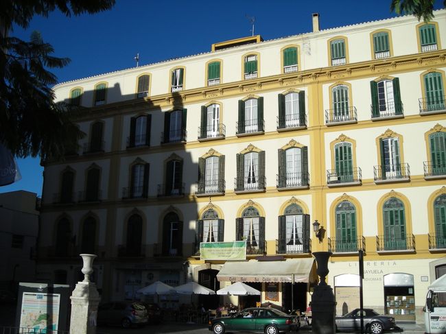 ピカソ美術館へ。(入場料・1人6ユーロ)<br />入り口でカメラを預けなければいけないし、かなり厳重な管理体制の中で作品を見る。<br />とても充実したコレクションでなかなかの見ごたえでした。<br /><br />その後、ピカソが子供の頃に住んでいた家を見に行く。<br />この建物がそうらしい。<br /><br />面している広場のベンチにはピカソさんが座っている！<br />仲良く記念撮影。(表紙の写真)<br /><br />しかし、この広場、なんか暗くて、あまりいい雰囲気ではない。早々に立ち去る。<br /><br />