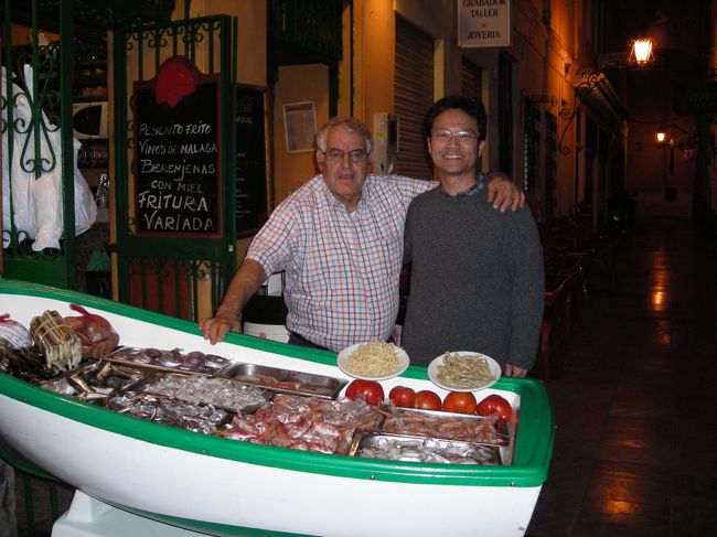 昼間、町ブラをしていたときに見つけた細い路地にあるバール。<br />とても繁盛していた。<br /><br />豪快なおじさんに「こっちに来て、どれが食べたいか目で見て選べ！」と、大きな舟盛りの前まで連れて行かれる。<br />