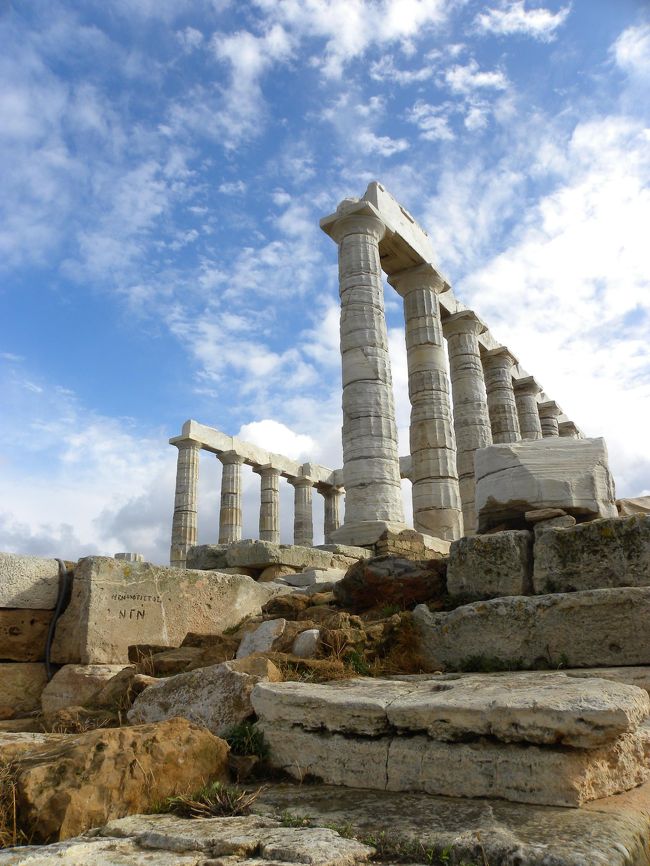 スニオン岬のポセイドン神殿。<br /><br />ここに移動するまでは雨だったけど、晴れました！やった〜