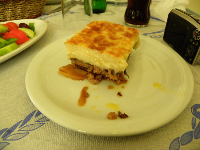 ギリシャ料理　ムサカです。<br /><br />牛肉となすの重ね焼きらしいです。<br /><br />お店によって、味付けが濃かったり、薄かったり<br /><br />なすだけじゃなくて、ポテトがひかれてたり<br />様々です。<br /><br />