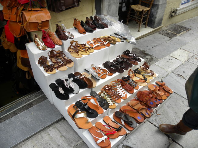サンダルも売ってます。<br /><br />１足　約２０ユーロ<br /><br />もっと安いのなら１０ユーロくらいのもありました〜<br /><br /><br />私もちょっとよさげなサンダル、２５ユーロでお買い上げ★