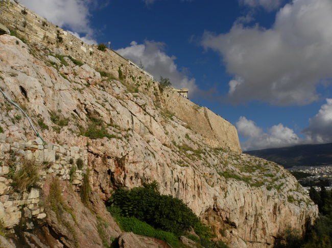 岩肌がすばらしいアクロポリスの丘。<br /><br />