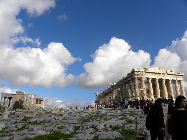 門をくぐると、憧れのパルテノン神殿が見えてきました。<br /><br />思っていたよりも大きくて、壮大な柱が並んでいて<br />思わず写真をとるのに夢中になりました。