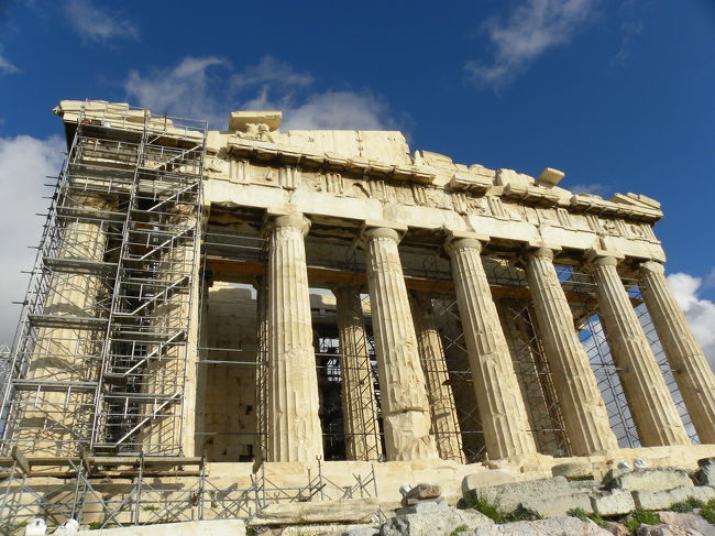 パルテノン神殿の正面から。<br />