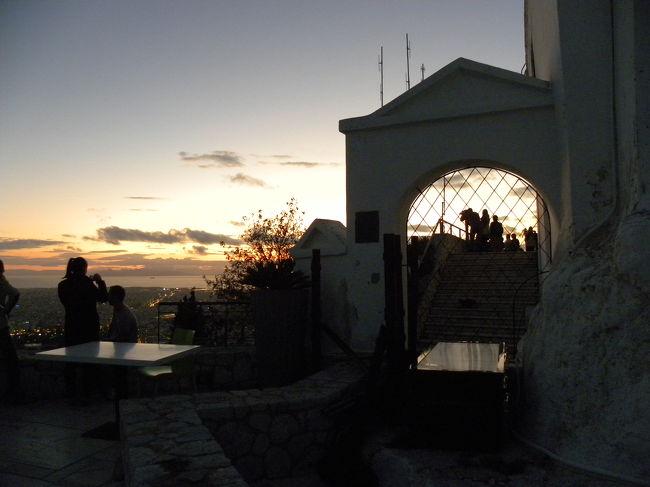 リカヴィトスの丘。<br />アテネ市内を一望でき、向こうの方にエーゲ海が見えます。<br />遠くにですが、パルテノン神殿も肉眼で見えます。